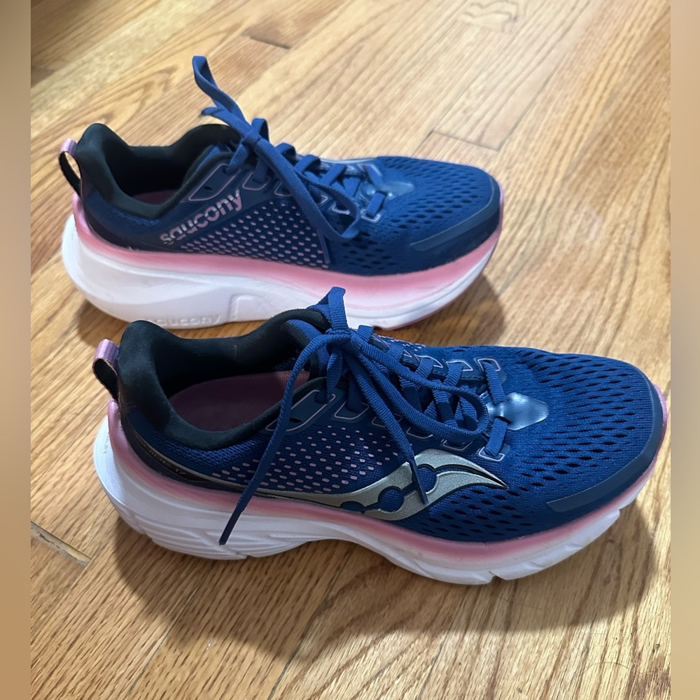 Saucony Guide 17 Blue and Pink Tennis shoes size 6.5